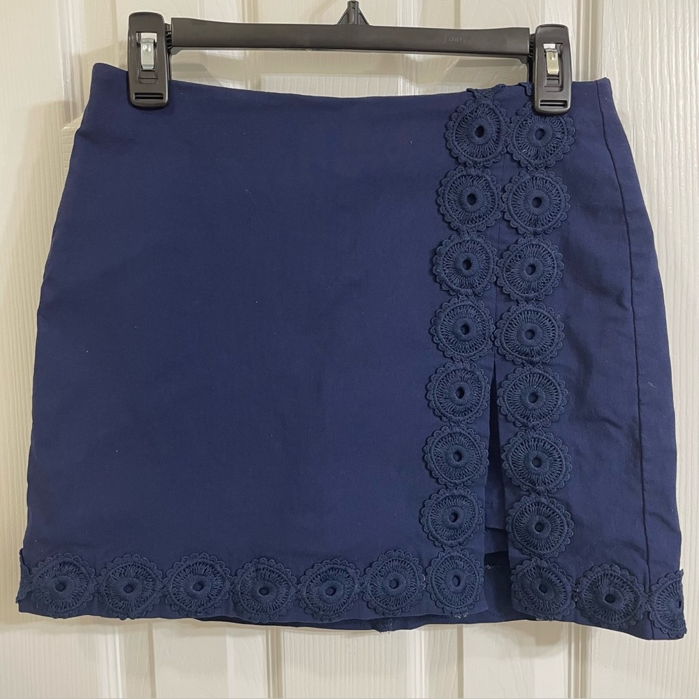 Crown & Ivy Navy Crocheted Flower Trim Skort Women’s Size 4
